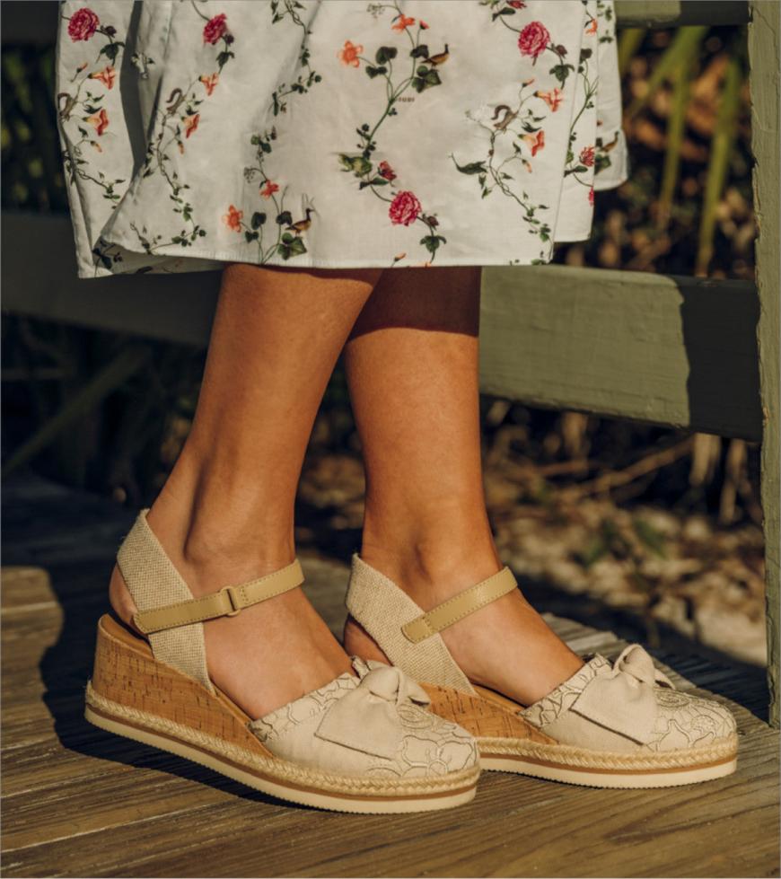 Baretraps Wedge Sandals | Women Arabelle Closed Toe Wedge Sandal Cream